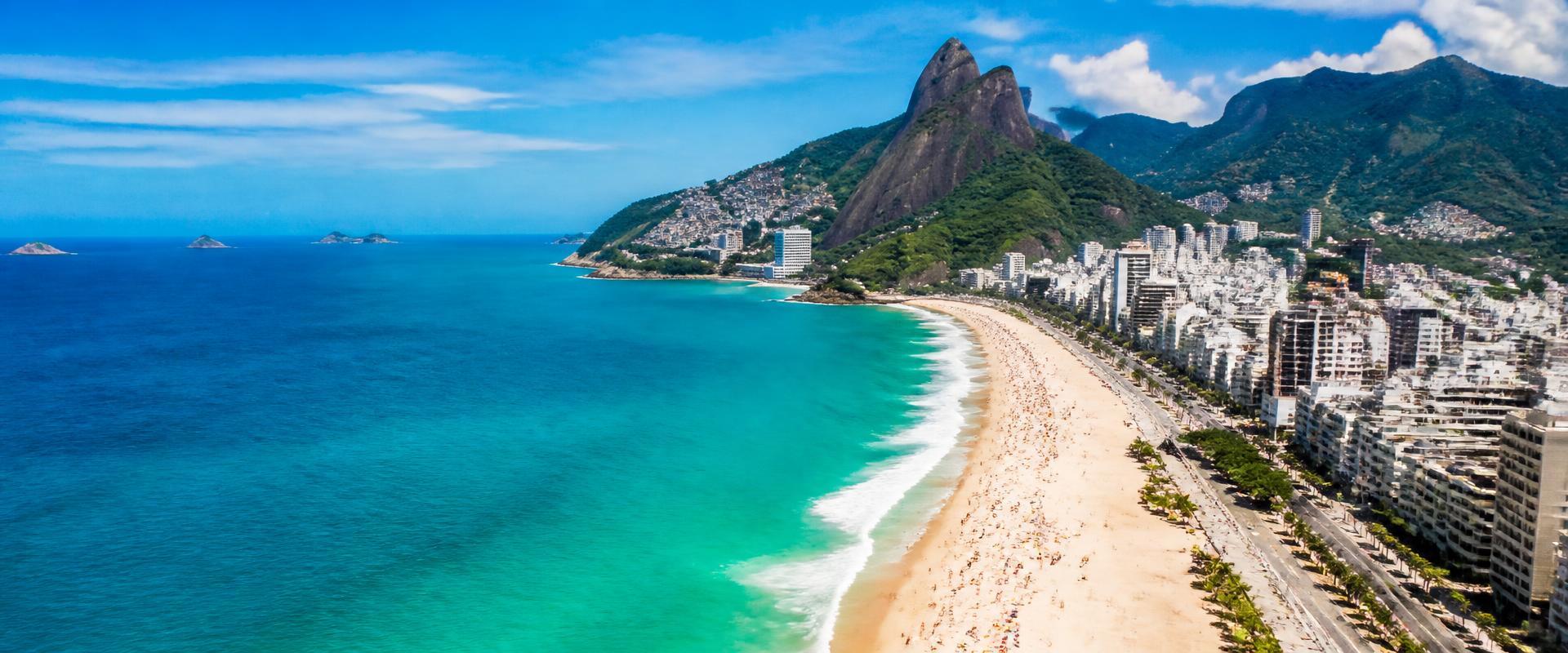 Vista aérea da Praia de Ipanema, Rio de Janeiro, com mar turquesa e montanhas